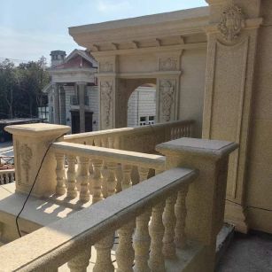 邢台 黄金麻别墅外墙干挂雕花配合阳台栏杆花瓶柱