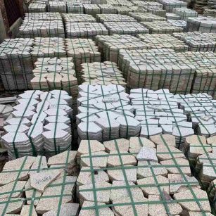 邢台 黄金麻白麻花岗岩荔枝面地铺石(冰裂纹)