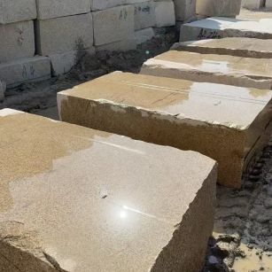 邢台 黄金麻方料堆场洗料分选中，原材料充足