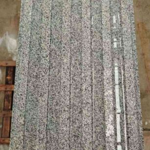 邢台 芝麻白花岗岩荔枝面雕刻盲道，盲条