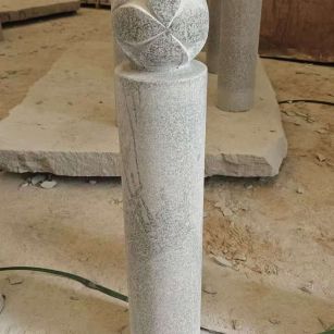 邢台 芝麻白花岗岩石材挡车石柱、停车柱、圆柱挡车柱、方柱挡车柱等