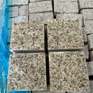 邢台 黄金麻花岗岩自然面小方块，弹石，马蹄石等