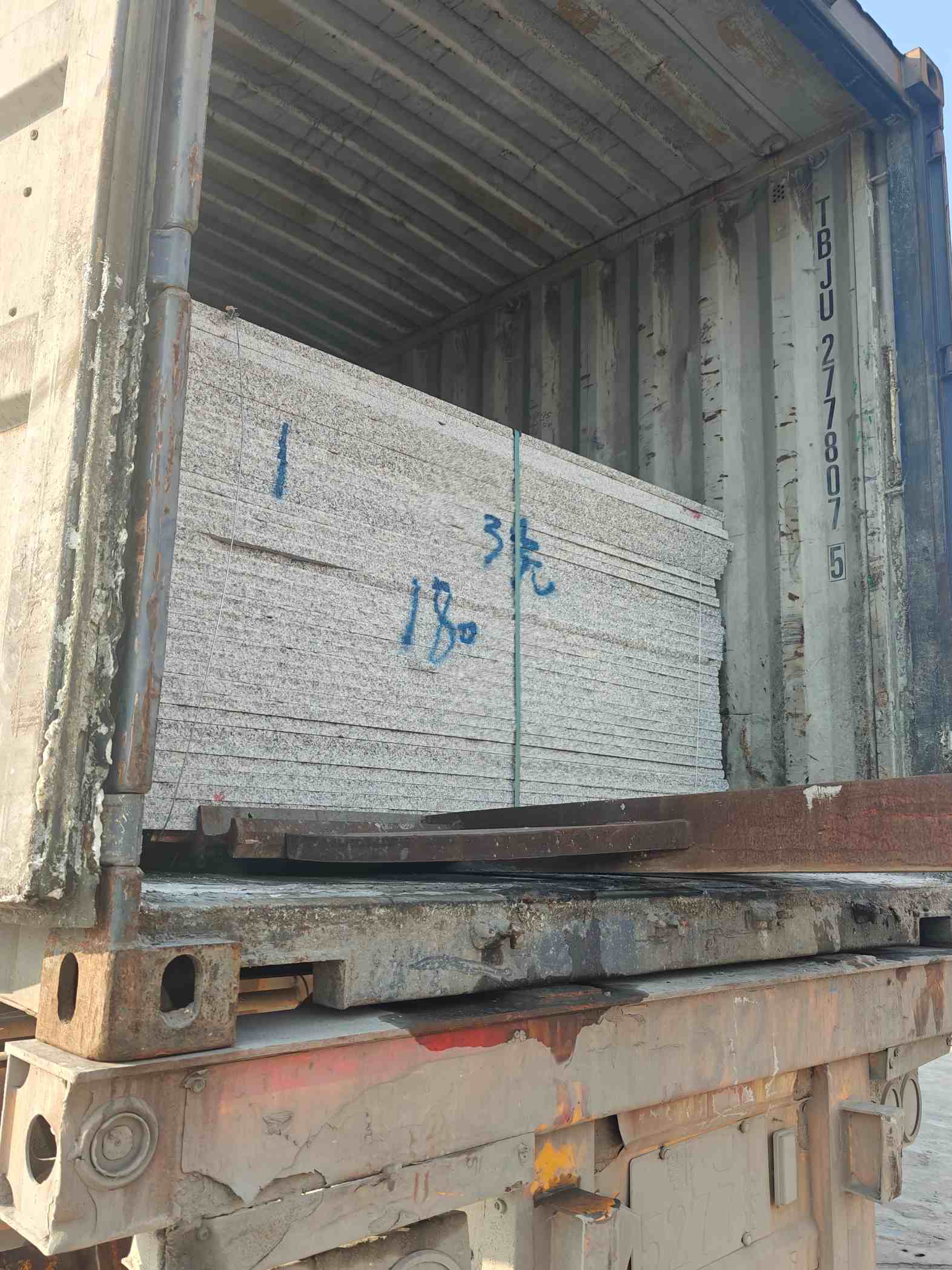 邢台 芝麻白花岗岩石材3.0公分光面毛板装柜出货