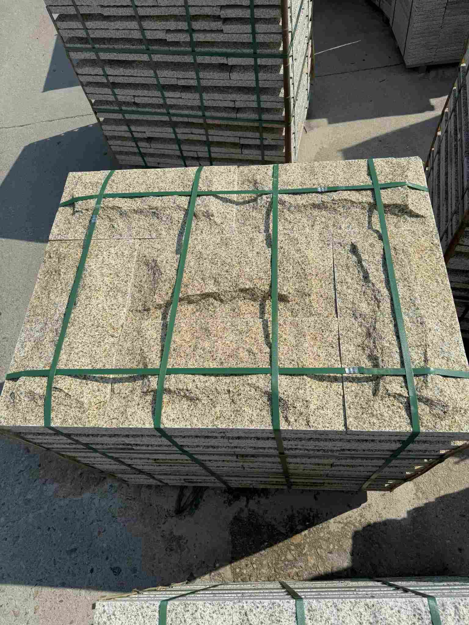 邢台 黄金麻花岗岩石材自然面蘑菇石成品