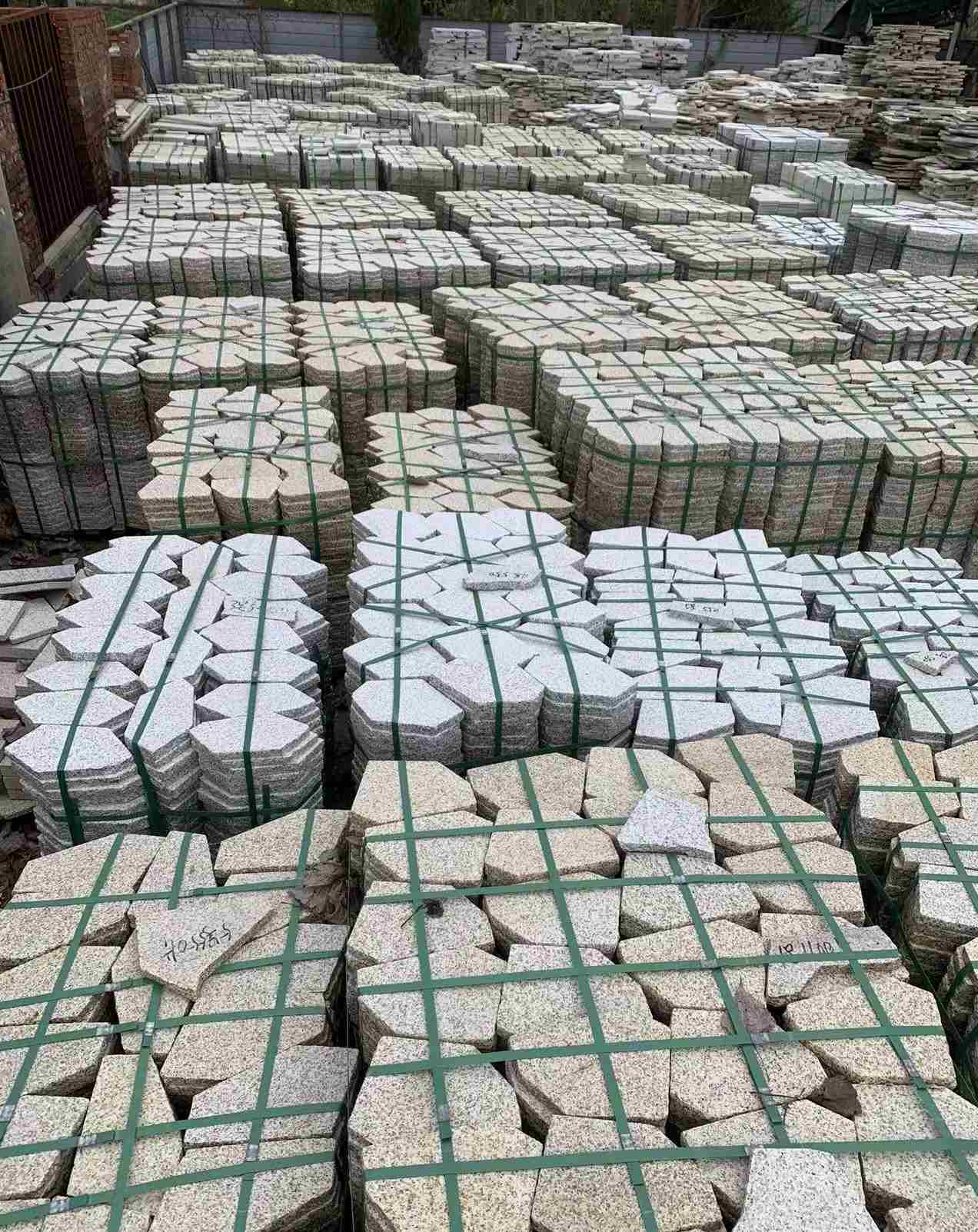 邢台 黄金麻白麻花岗岩荔枝面地铺石(冰裂纹)