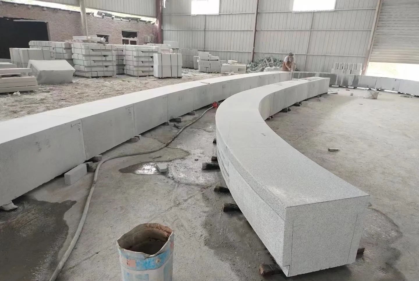 邢台芝麻白花岗岩石板材 园林光面弧形坐凳