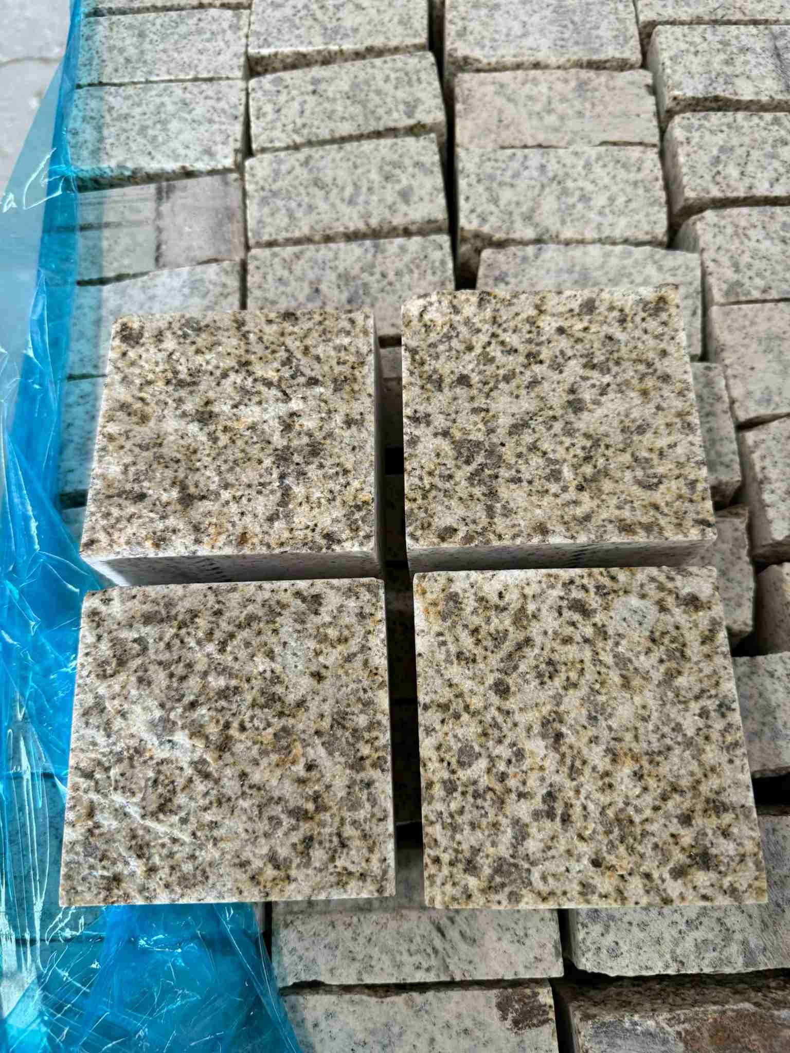 邢台 黄金麻花岗岩自然面小方块，弹石，马蹄石等