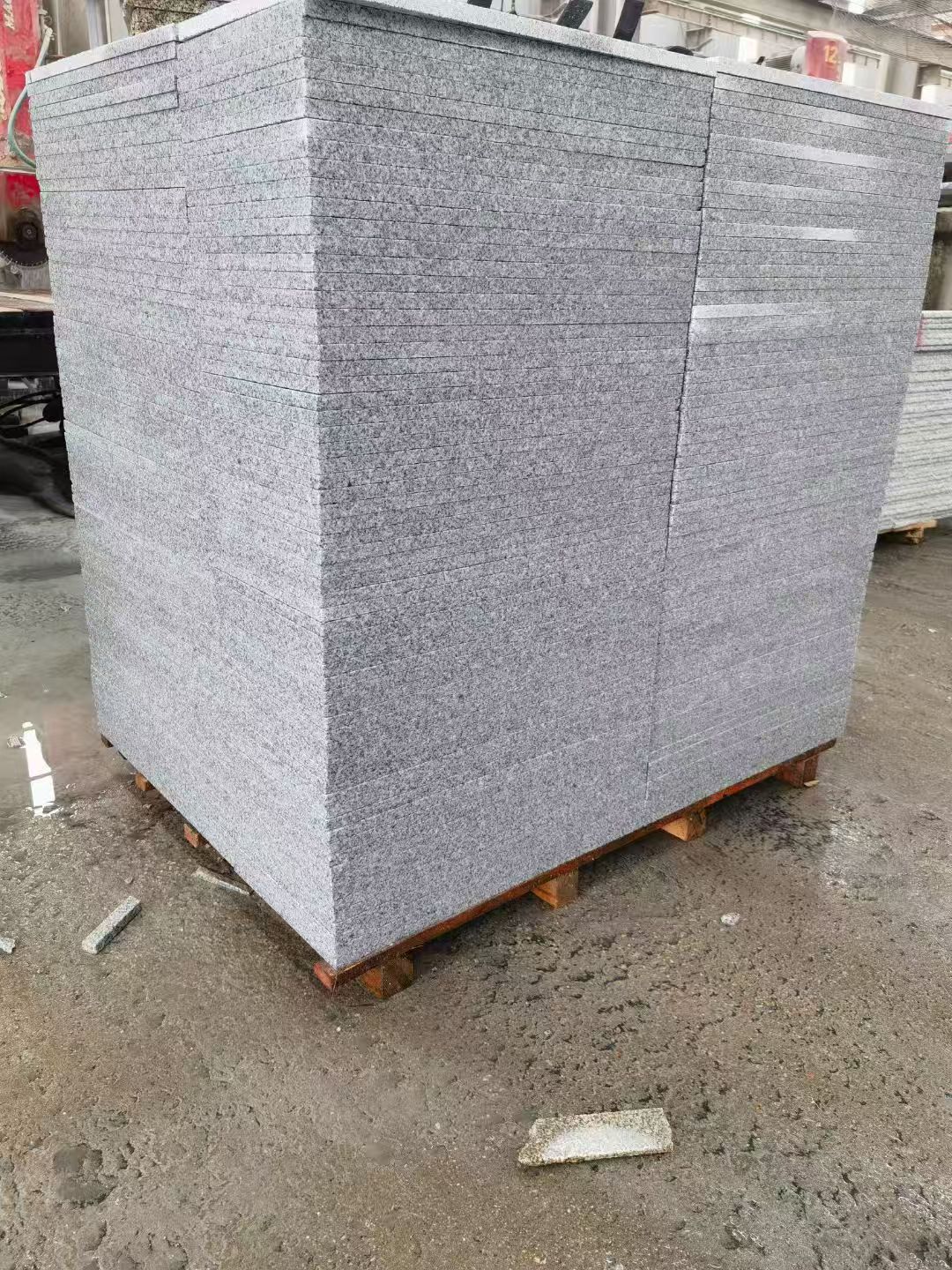 邢台 芝麻白火烧面1.8厚300*600地铺石，尺寸标准，厚薄均匀