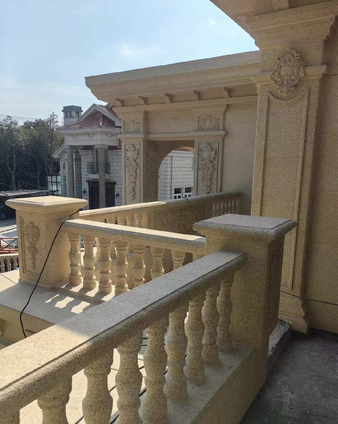 邢台 黄金麻别墅外墙干挂雕花配合阳台栏杆花瓶柱