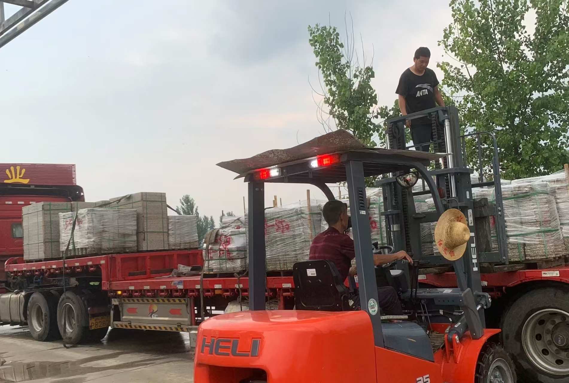 邢台 黄金麻冰裂纹，地铺石装车