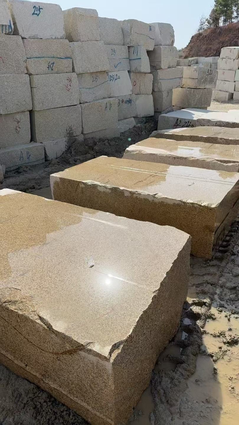 邢台 黄金麻方料堆场洗料分选中，原材料充足