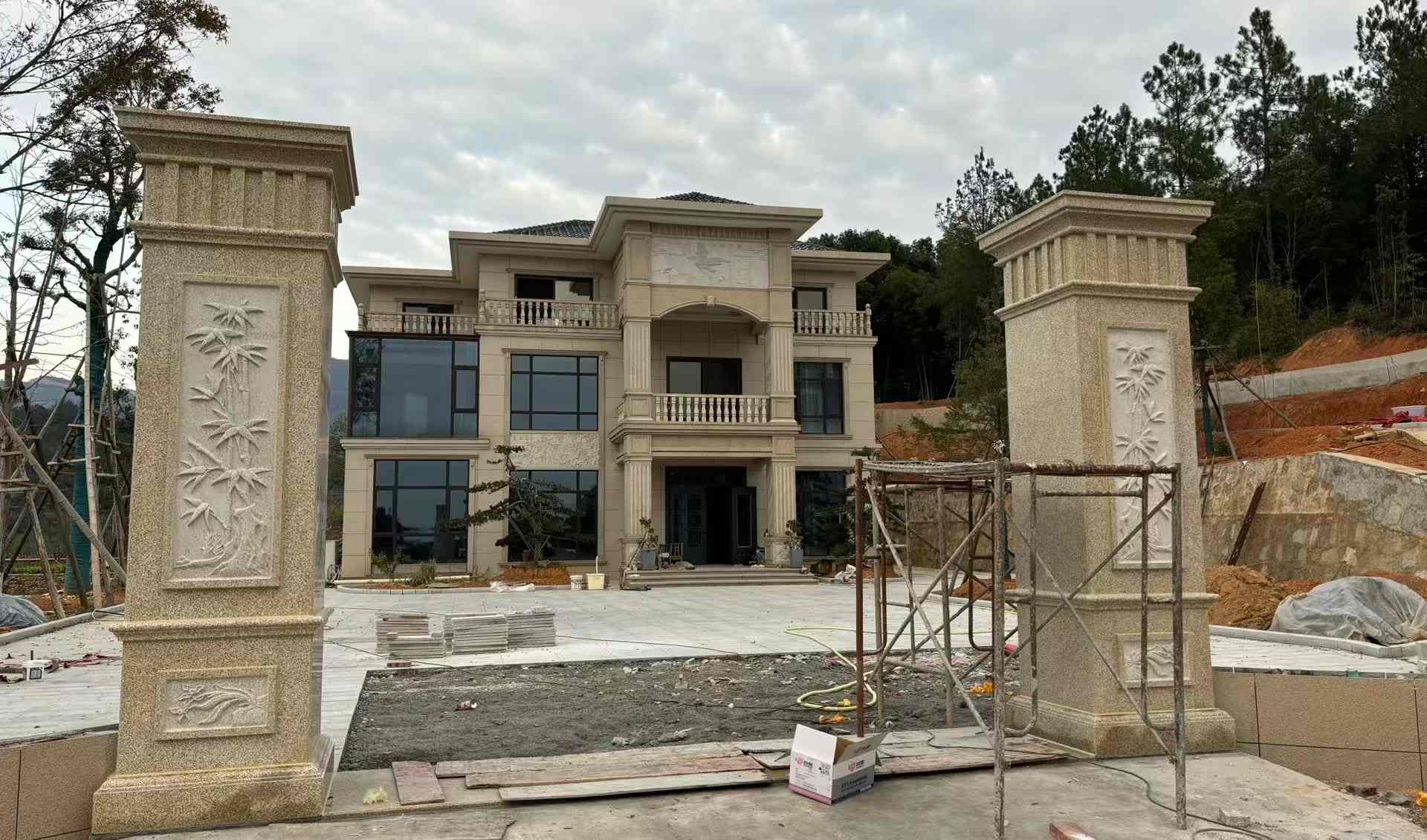 邢台 黄金麻花岗岩别墅雕花外墙干挂配上门口雕花罗马柱