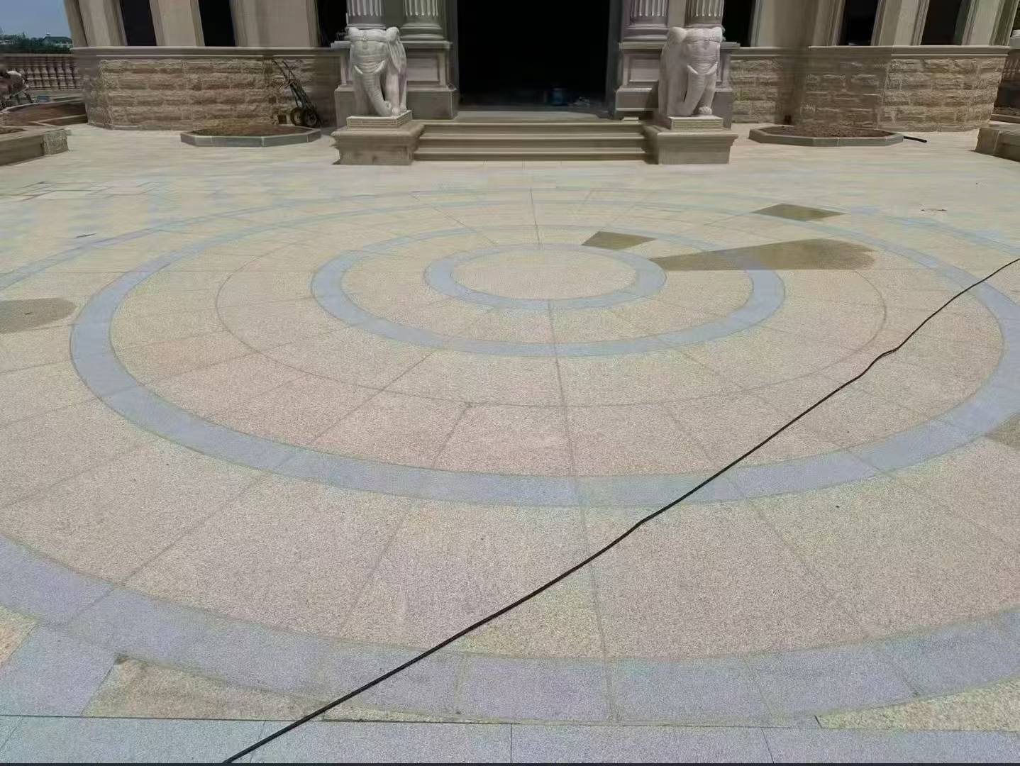 邢台 黄金麻芝麻灰花岗岩石材地铺拼接效果