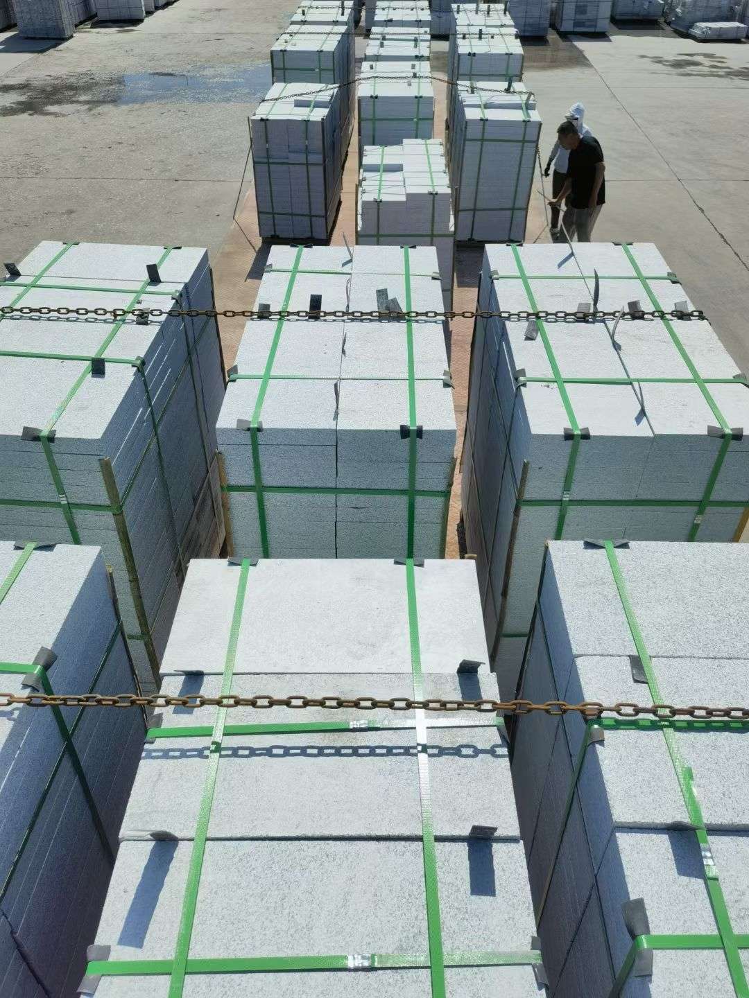 邢台 芝麻白花岗岩5公分地铺石 花岗岩厂家工厂装车日常